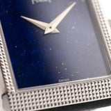 Nahaufnahme einer Piaget Protocole 9151 Lapizlazuli 18k Hobnail aus den 1970er Jahren. 23mm Gehäuse aus 18k Weißgold mit Handaufzugswerk und Original Lapislazuli-Zifferblatt mit Lederarmband.
