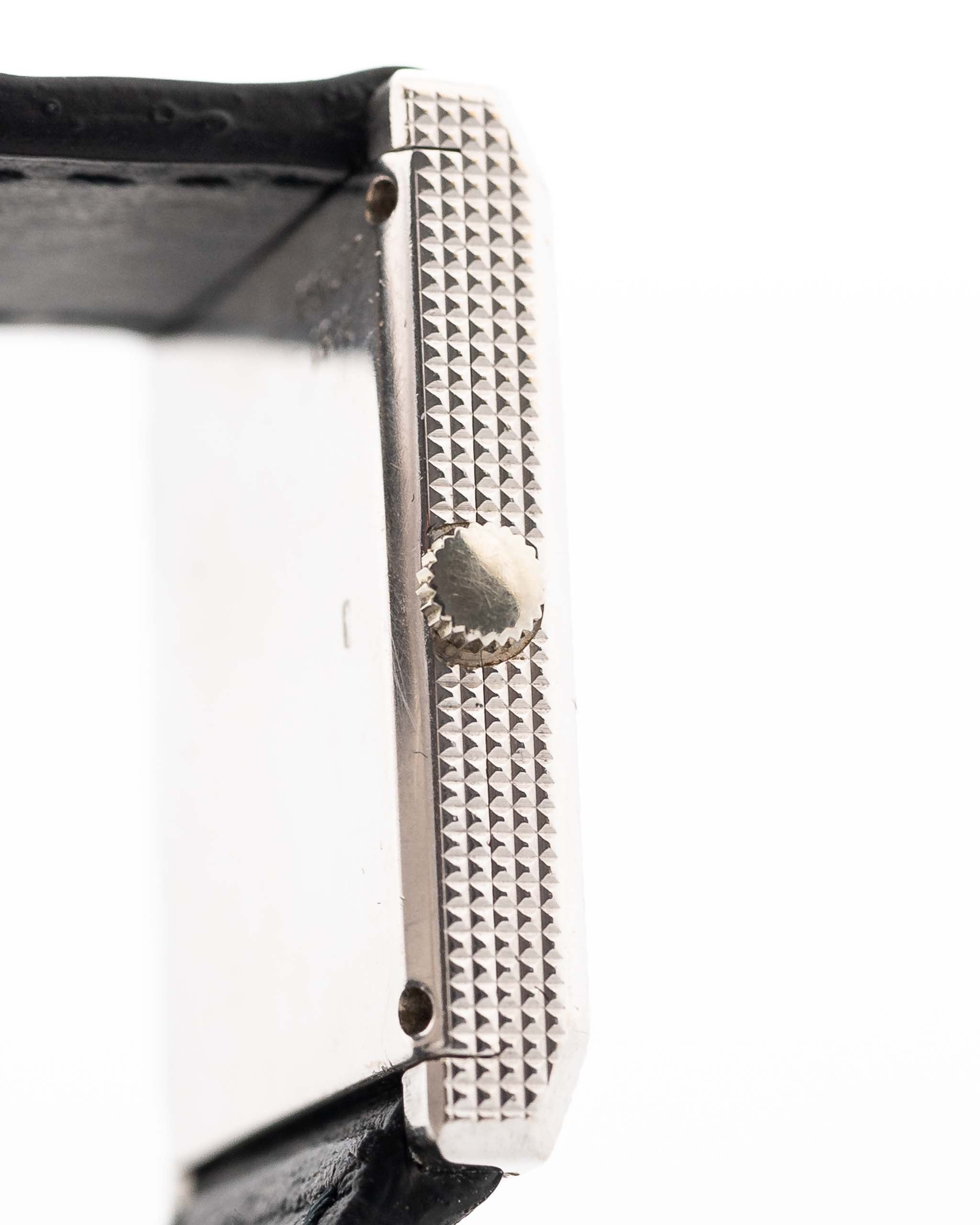 Nahaufnahme einer Piaget Protocole 9151 Lapizlazuli 18k Hobnail aus den 1970er Jahren. 23mm Gehäuse aus 18k Weißgold mit Handaufzugswerk und Original Lapislazuli-Zifferblatt mit Lederarmband.