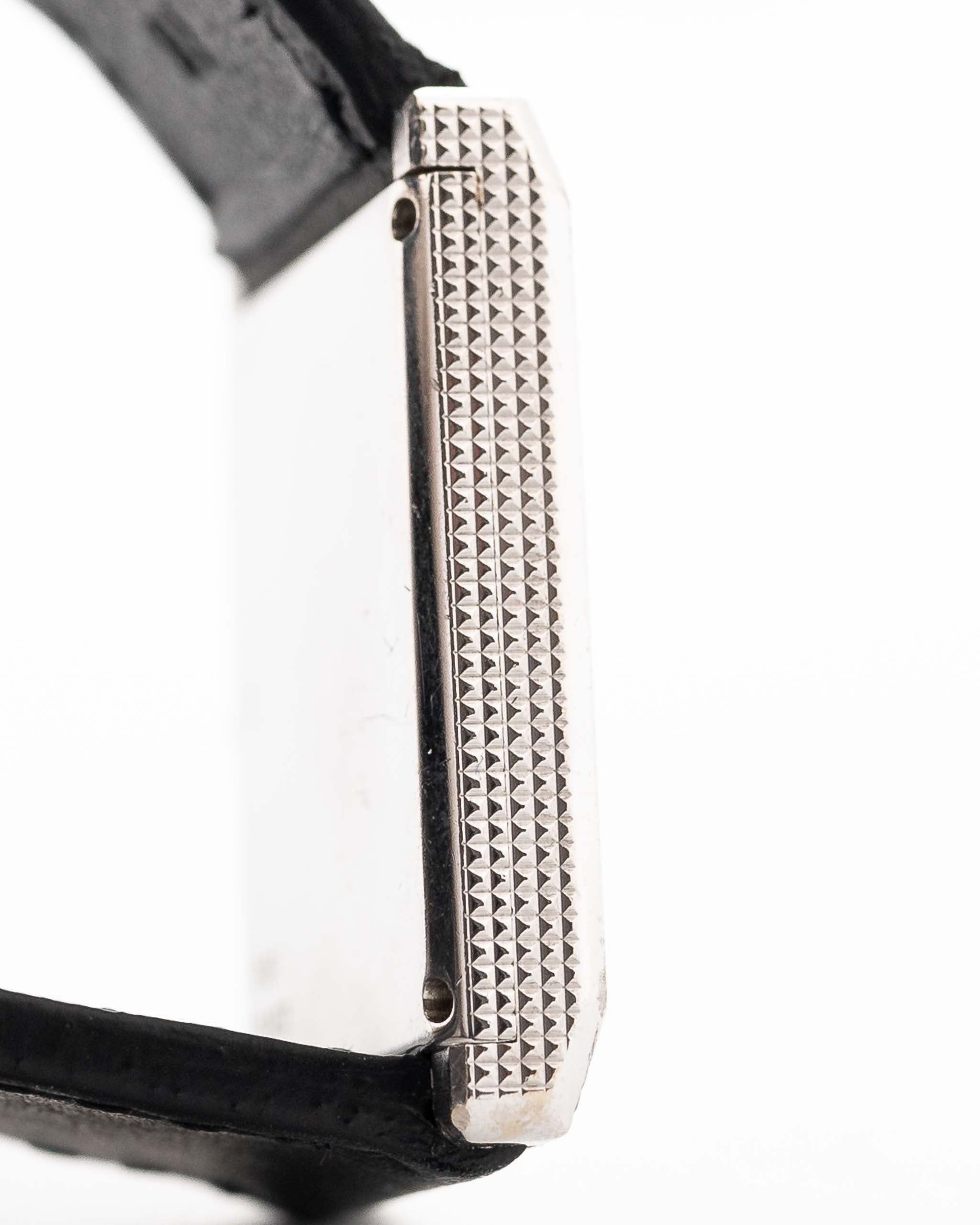 Nahaufnahme einer Piaget Protocole 9151 Lapizlazuli 18k Hobnail aus den 1970er Jahren. 23mm Gehäuse aus 18k Weißgold mit Handaufzugswerk und Original Lapislazuli-Zifferblatt mit Lederarmband.