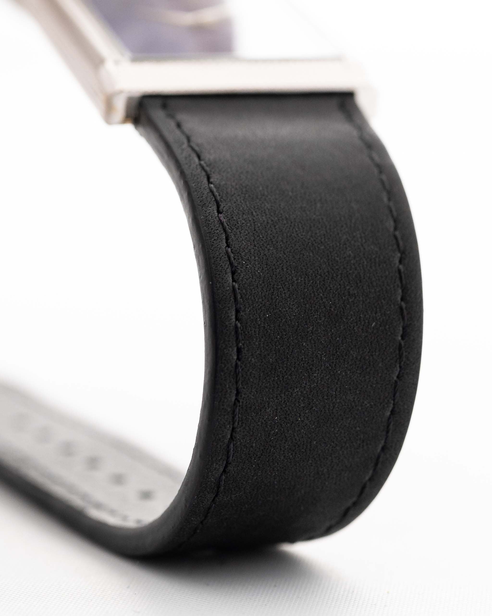 Nahaufnahme einer Piaget Protocole 9151 Lapizlazuli 18k Hobnail aus den 1970er Jahren. 23mm Gehäuse aus 18k Weißgold mit Handaufzugswerk und Original Lapislazuli-Zifferblatt mit Lederarmband.