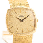 Nahaufnahme einer Piaget TV 12401 Automatic 18k aus den 1970er Jahren. 32,5 mm großes Gehäuse aus 18k Gelbgold mit Automatikwerk, originalem, makellos gehämmertem Zifferblatt und integriertem 18k-Armband.