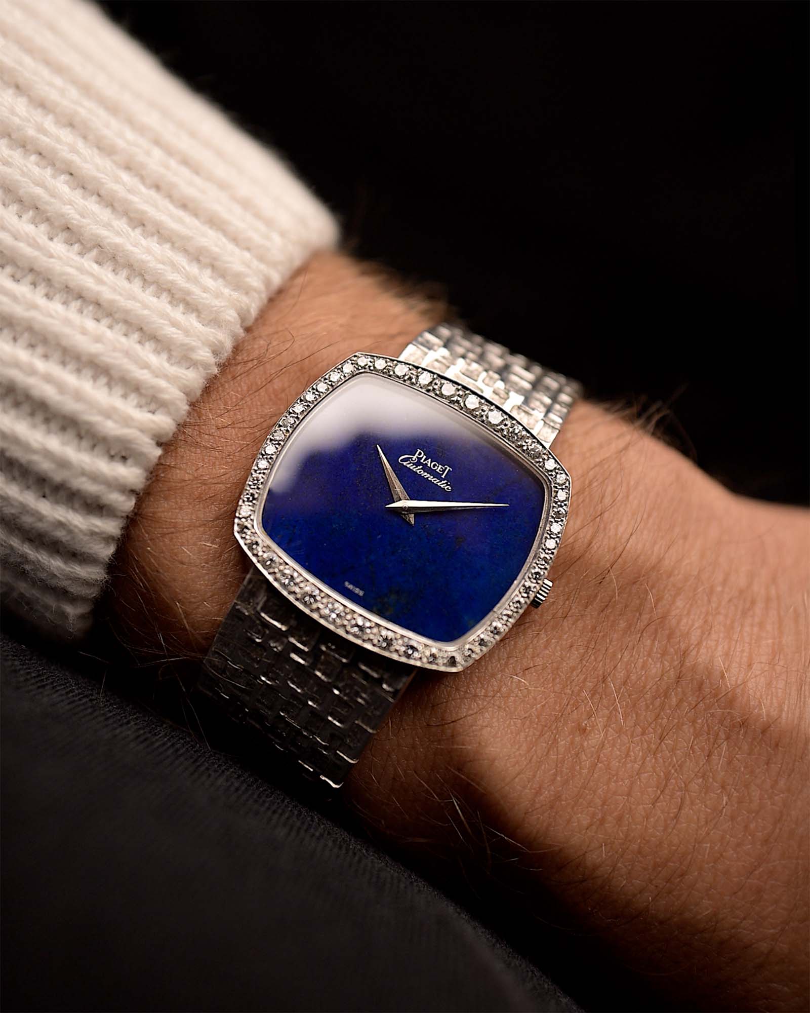 Vintage Piaget TV 12735 Uhr Lapis Lazuli Diamond aus den 1970er Jahren an einem Handgelenk. 32 mm aus 18k Weißgold mit Automatik-Kal. 12P1, Lapislazuli-Zifferblatt, Diamantlünette und integriertem Armband aus 18 Karat Weißgold.