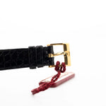 Nahaufnahme einer Piaget Tonneau 9691 Onyx 18k aus den 1970er Jahren. 24 mm mit Gehäuse aus 18k Gelbgold, Uhrwerk mit Handaufzug, schwarzem Onyx-Zifferblatt und schwarzem Original-Lederarmband.