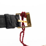 Nahaufnahme einer Piaget Tonneau 9691 Onyx 18k aus den 1970er Jahren. 24 mm mit Gehäuse aus 18k Gelbgold, Uhrwerk mit Handaufzug, schwarzem Onyx-Zifferblatt und schwarzem Original-Lederarmband.