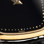 Nahaufnahme einer Piaget Tonneau 9691 Onyx 18k aus den 1970er Jahren. 24 mm mit Gehäuse aus 18k Gelbgold, Uhrwerk mit Handaufzug, schwarzem Onyx-Zifferblatt und schwarzem Original-Lederarmband.