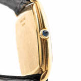 Nahaufnahme einer Piaget Tonneau 9691 Onyx 18k aus den 1970er Jahren in der Seitenansicht. 24mm mit Gehäuse aus 18k Gelbgold, Uhrwerk mit Handaufzug, schwarzem Onyx-Zifferblatt und schwarzem Original-Lederarmband.