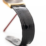 Nahaufnahme einer Piaget Tonneau 9691 Onyx 18k aus den 1970er Jahren. 24 mm mit Gehäuse aus 18k Gelbgold, Uhrwerk mit Handaufzug, schwarzem Onyx-Zifferblatt und schwarzem Original-Lederarmband.