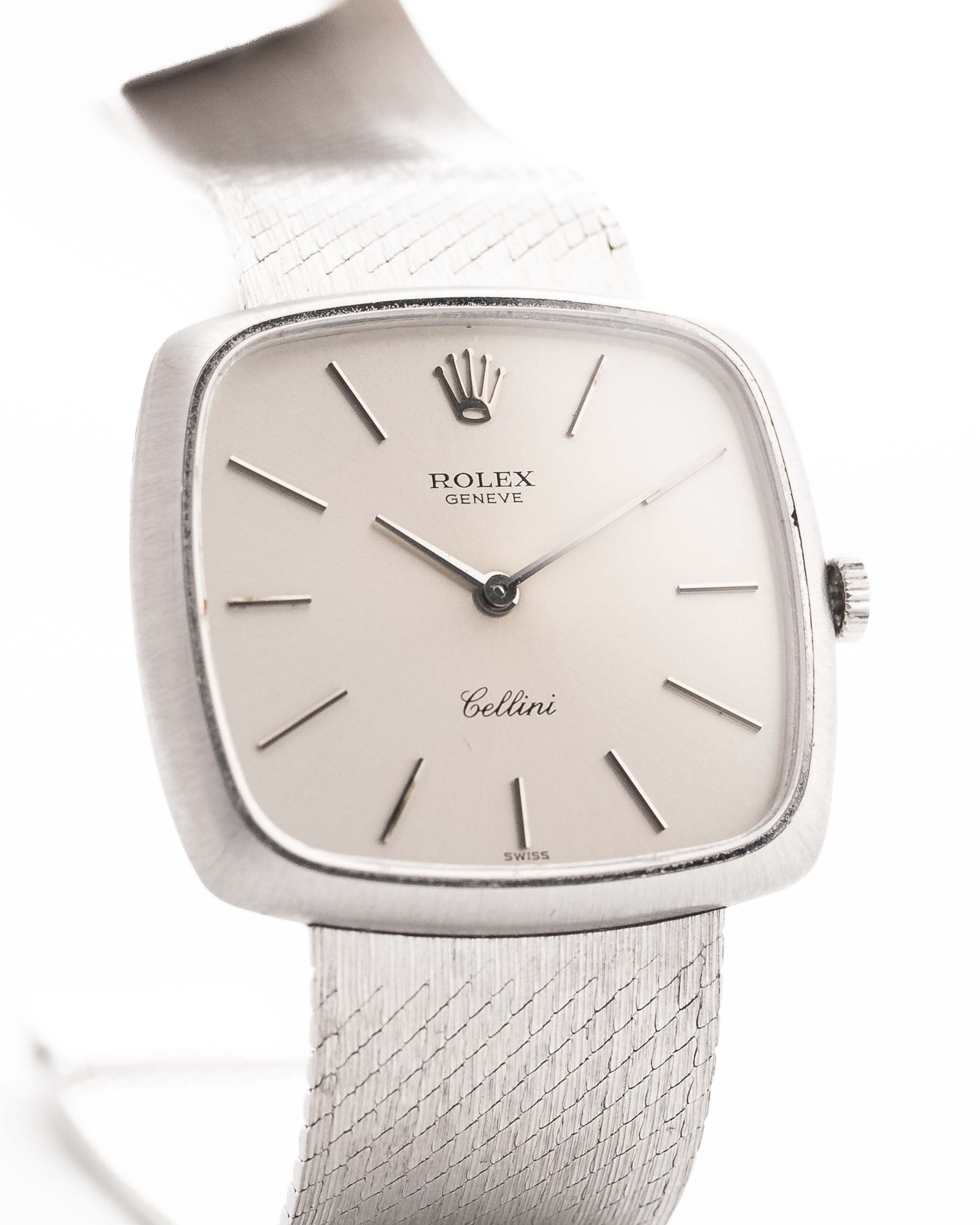 Nahaufnahme einer Rolex Cellini 3805 Square 18k aus dem Jahr 1970. 31,5 mm in 18k Weißgold mit Handaufzugswerk, originalem silberfarbenem Sunburst-Zifferblatt und Weißgoldarmband.