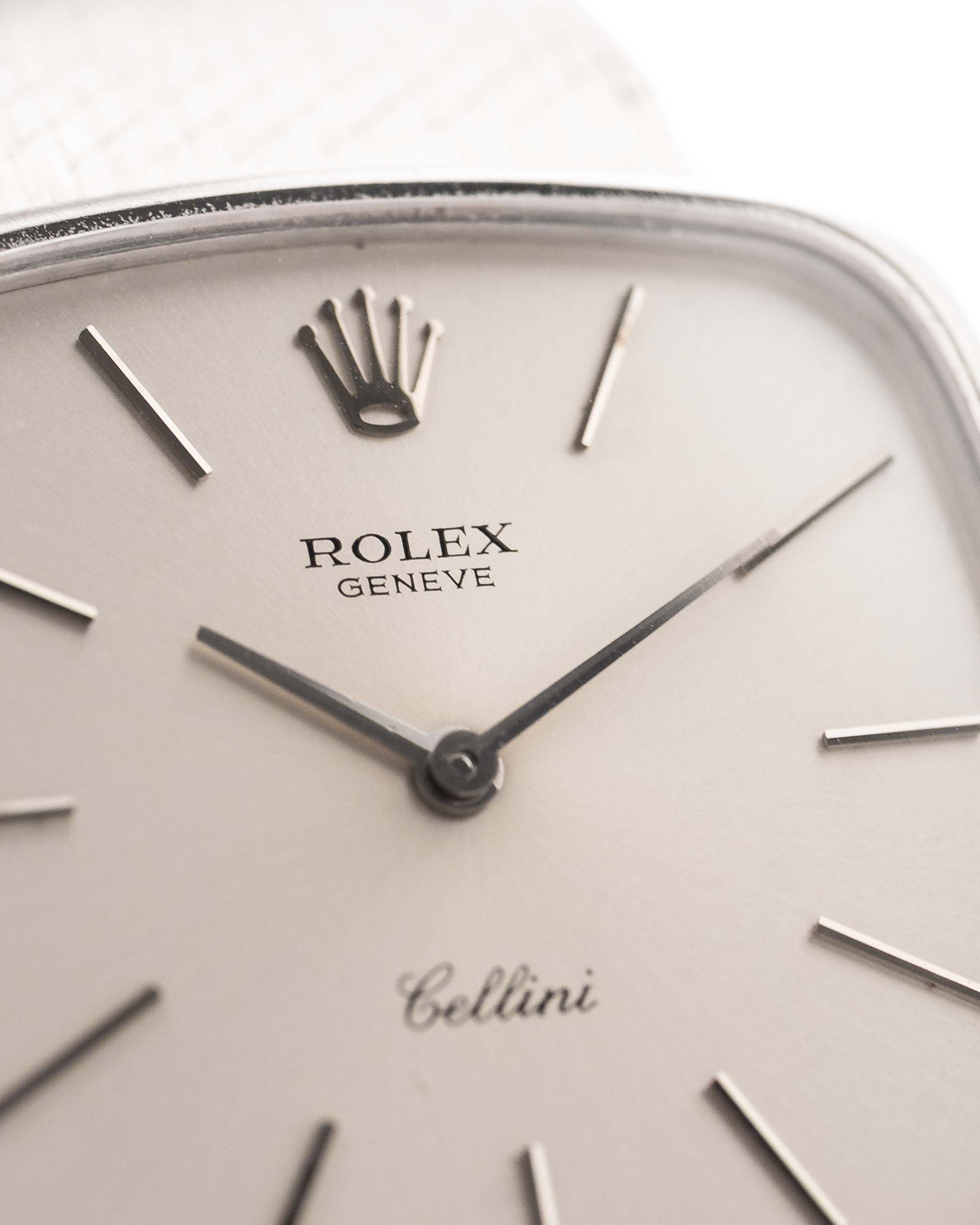 Nahaufnahme einer Rolex Cellini 3805 Square 18k aus dem Jahr 1970. 31,5 mm in 18k Weißgold mit Handaufzugswerk, originalem silberfarbenem Sunburst-Zifferblatt und Weißgoldarmband.