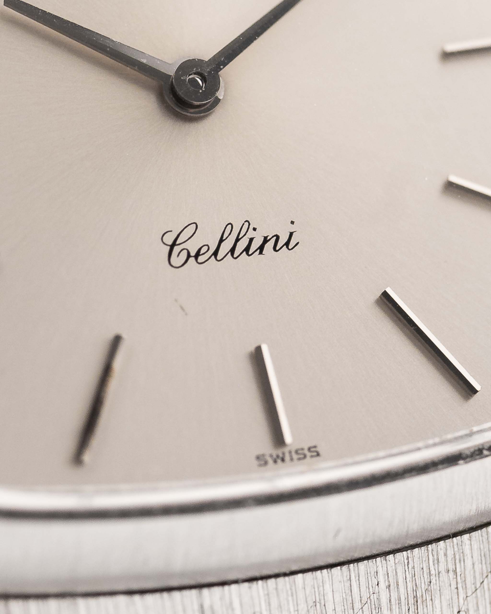 Nahaufnahme einer Rolex Cellini 3805 Square 18k aus dem Jahr 1970. 31,5 mm in 18k Weißgold mit Handaufzugswerk, originalem silberfarbenem Sunburst-Zifferblatt und Weißgoldarmband.
