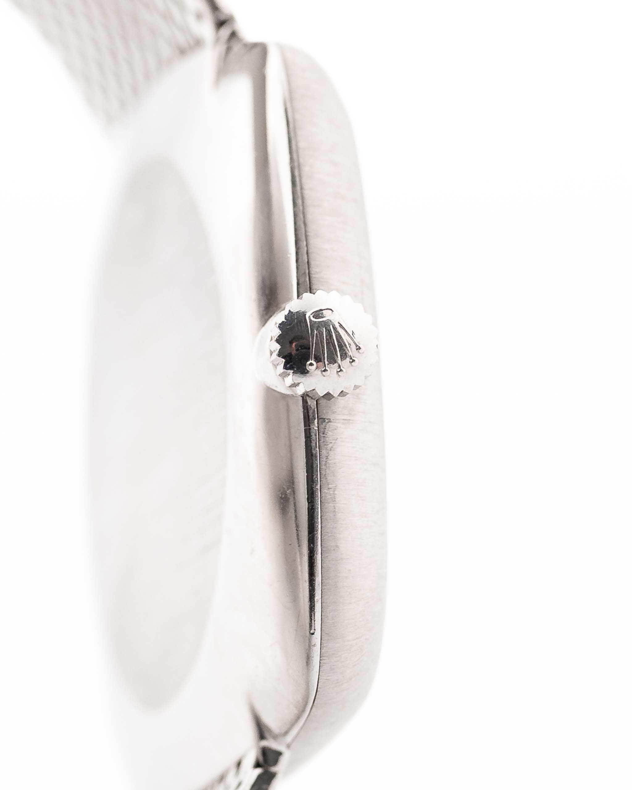 Nahaufnahme einer Rolex Cellini 3805 Square 18k aus dem Jahr 1970. 31,5 mm in 18k Weißgold mit Handaufzugswerk, originalem silberfarbenem Sunburst-Zifferblatt und Weißgoldarmband.