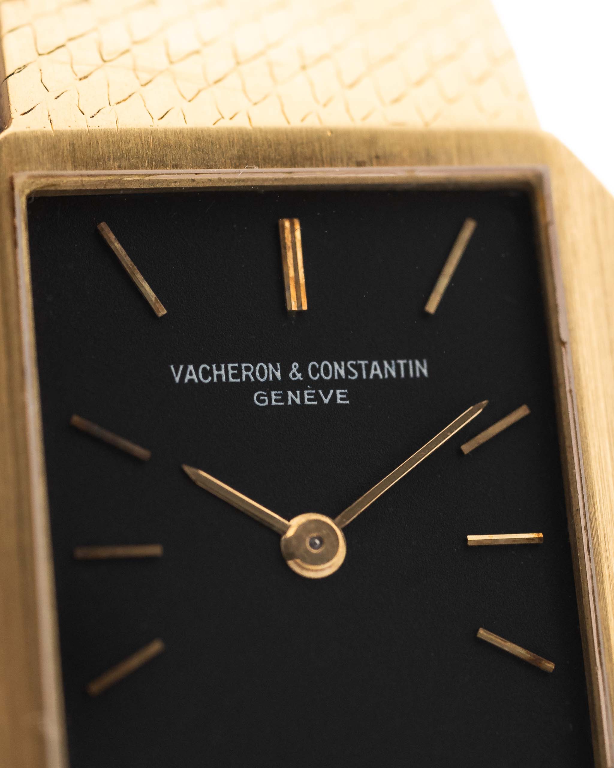 Vacheron Constantin 7457 Rectangular aus den 1970er Jahren. Gehäuse aus 18k Gelbgold mit schwarzem Original-Zifferblatt und Goldarmband.