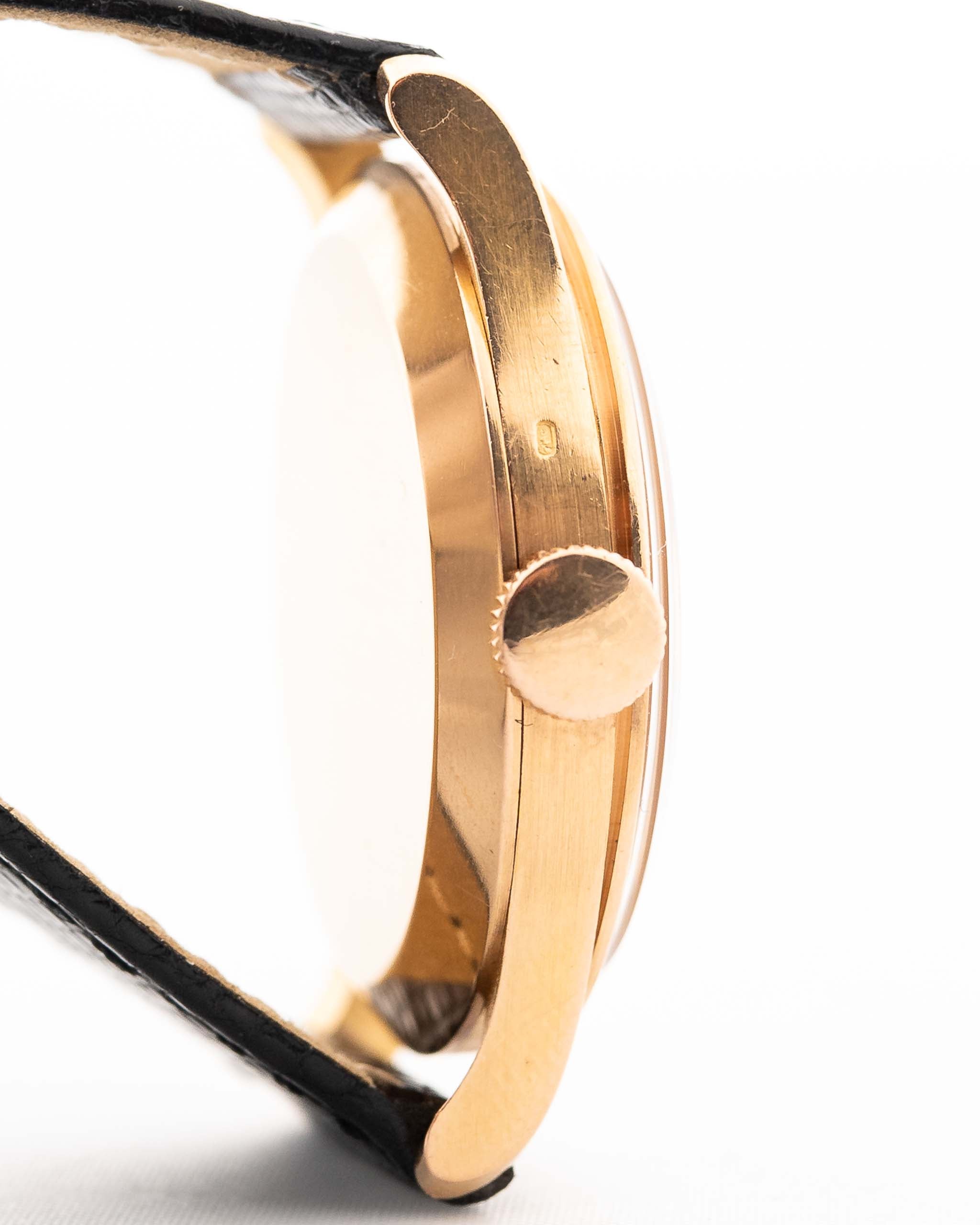 Vintage Vacheron Constantin 4217 Rose aus den 1940er Jahren Gehäuse. 33,5 mm mit Gehäuse aus 18 Karat Roségold, Handaufzugskal. V454, Original-Zifferblatt in Honig und Lederarmband.