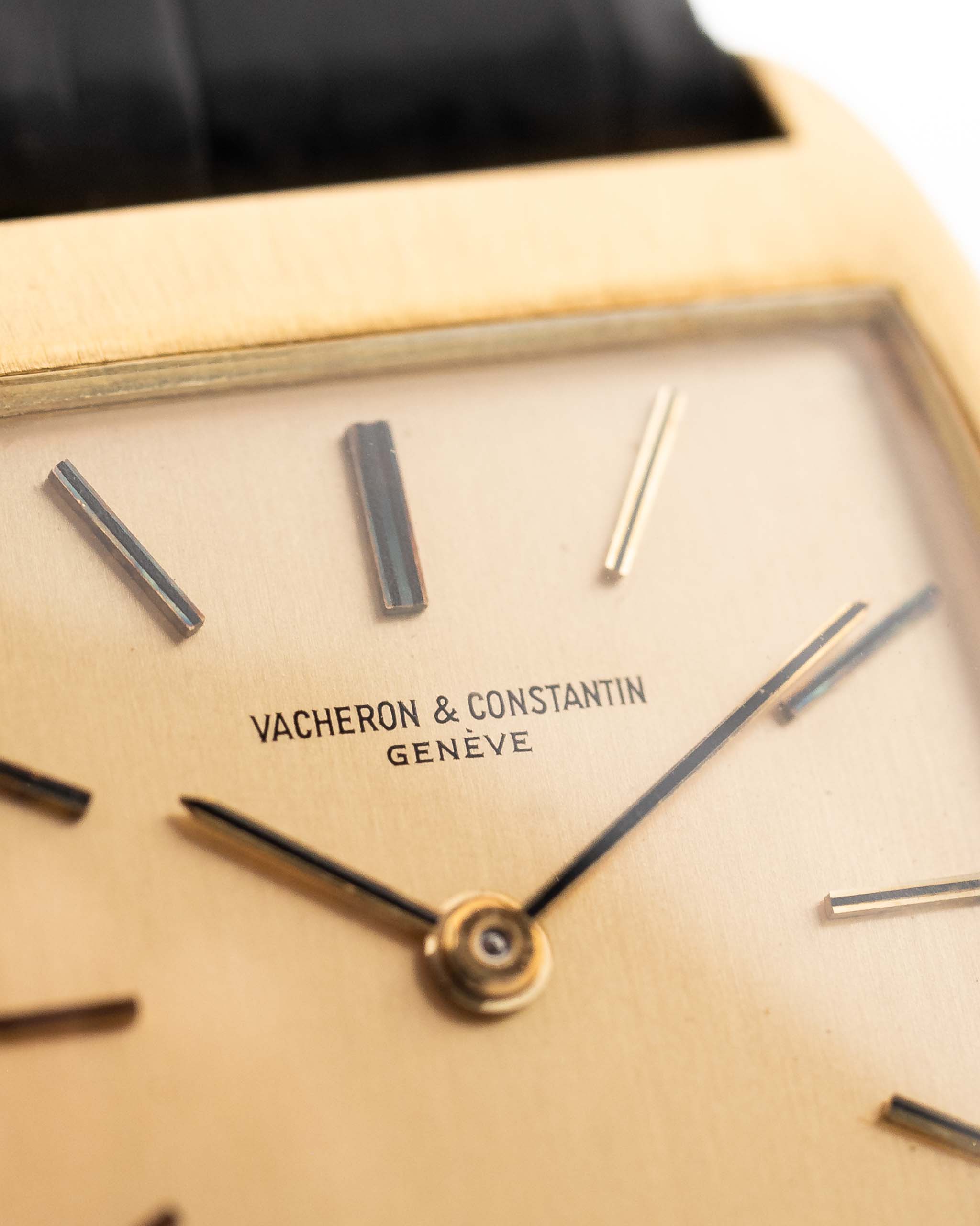 Nahaufnahme einer Vacheron Constantin 7374 Tonneau aus dem Jahr 1973. 28mm aus 18k Gelbgold mit Handaufzugswerk, gebürstetem goldenem Zifferblatt und Original-Lederarmband.