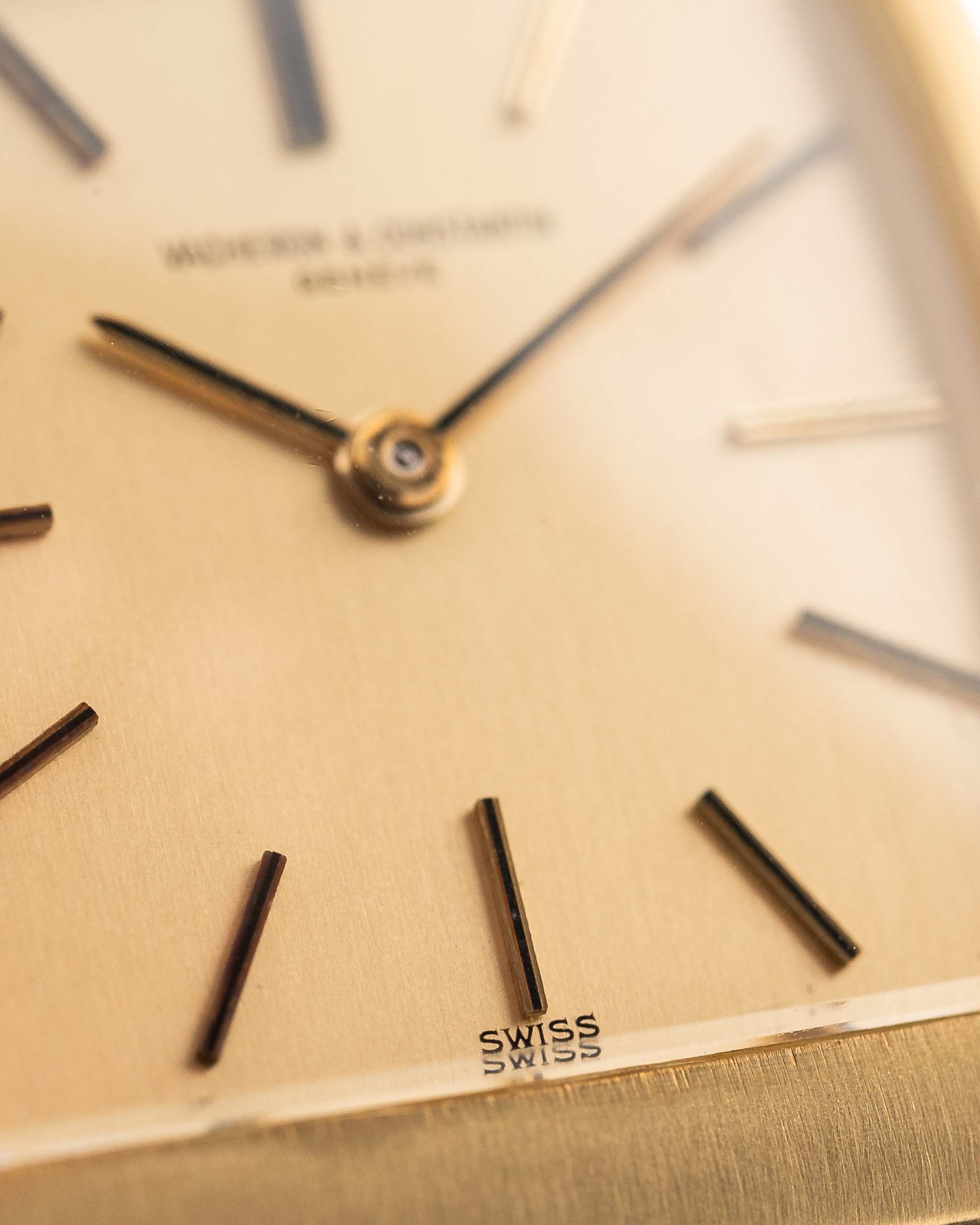 Nahaufnahme einer Vacheron Constantin 7374 Tonneau aus dem Jahr 1973. 28mm aus 18k Gelbgold mit Handaufzugswerk, gebürstetem goldenem Zifferblatt und Original-Lederarmband.