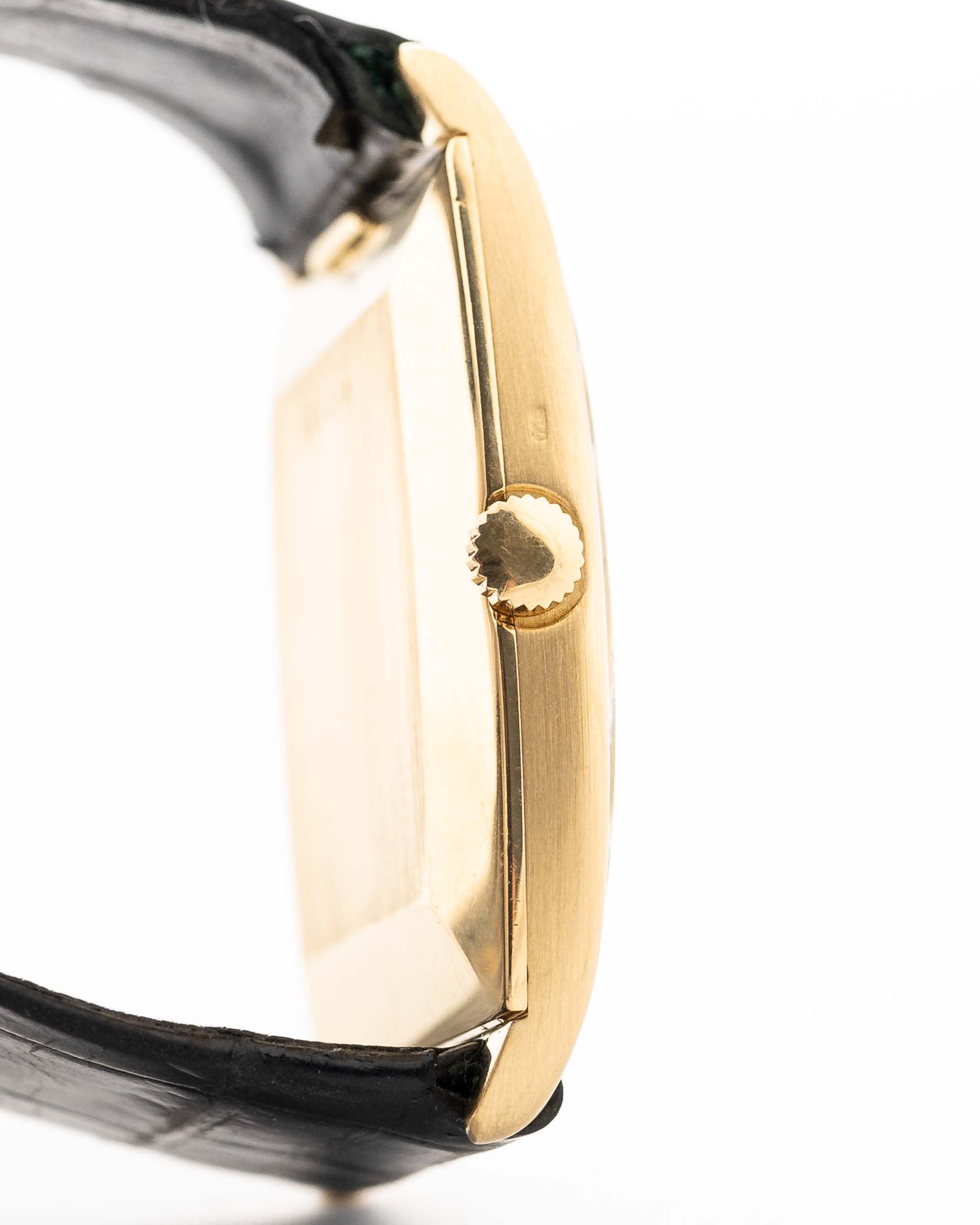 Nahaufnahme einer Vacheron Constantin 7374 Tonneau aus dem Jahr 1973. 28mm aus 18k Gelbgold mit Handaufzugswerk, gebürstetem goldenem Zifferblatt und Original-Lederarmband.
