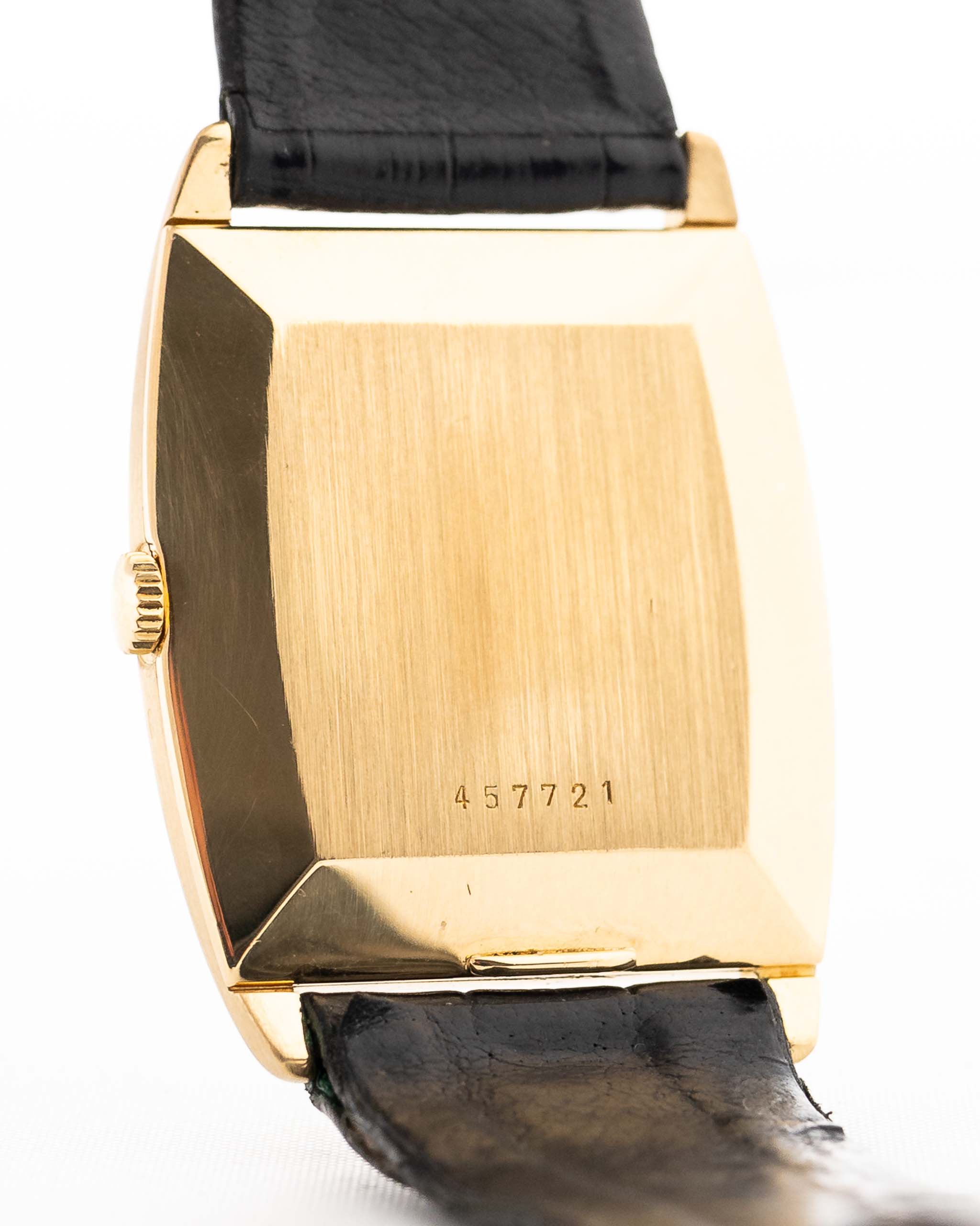 Nahaufnahme einer Vacheron Constantin 7374 Tonneau aus dem Jahr 1973. 28mm aus 18k Gelbgold mit Handaufzugswerk, gebürstetem goldenem Zifferblatt und Original-Lederarmband.
