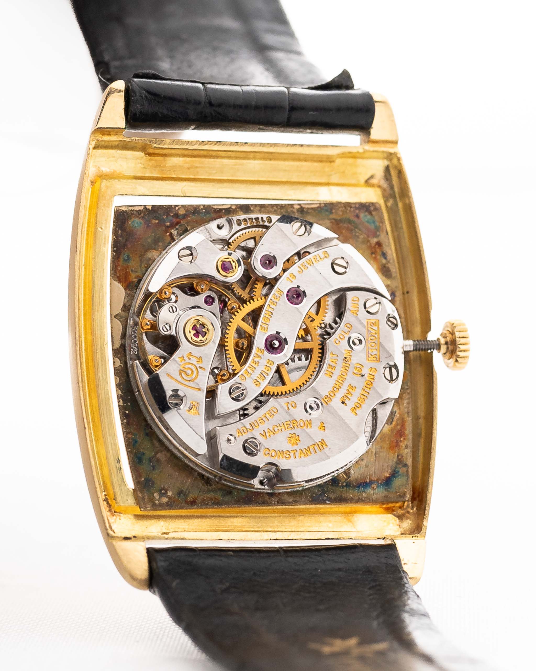 Nahaufnahme einer Vacheron Constantin 7374 Tonneau aus dem Jahr 1973. 28mm aus 18k Gelbgold mit Handaufzugswerk, gebürstetem goldenem Zifferblatt und Original-Lederarmband.