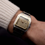 Cartier santos Uhr - Cartier Santos Carrée 2961 Ghost - Edelstahl Gelbgold - schiefergraues Zifferblatt am Handgelenk
