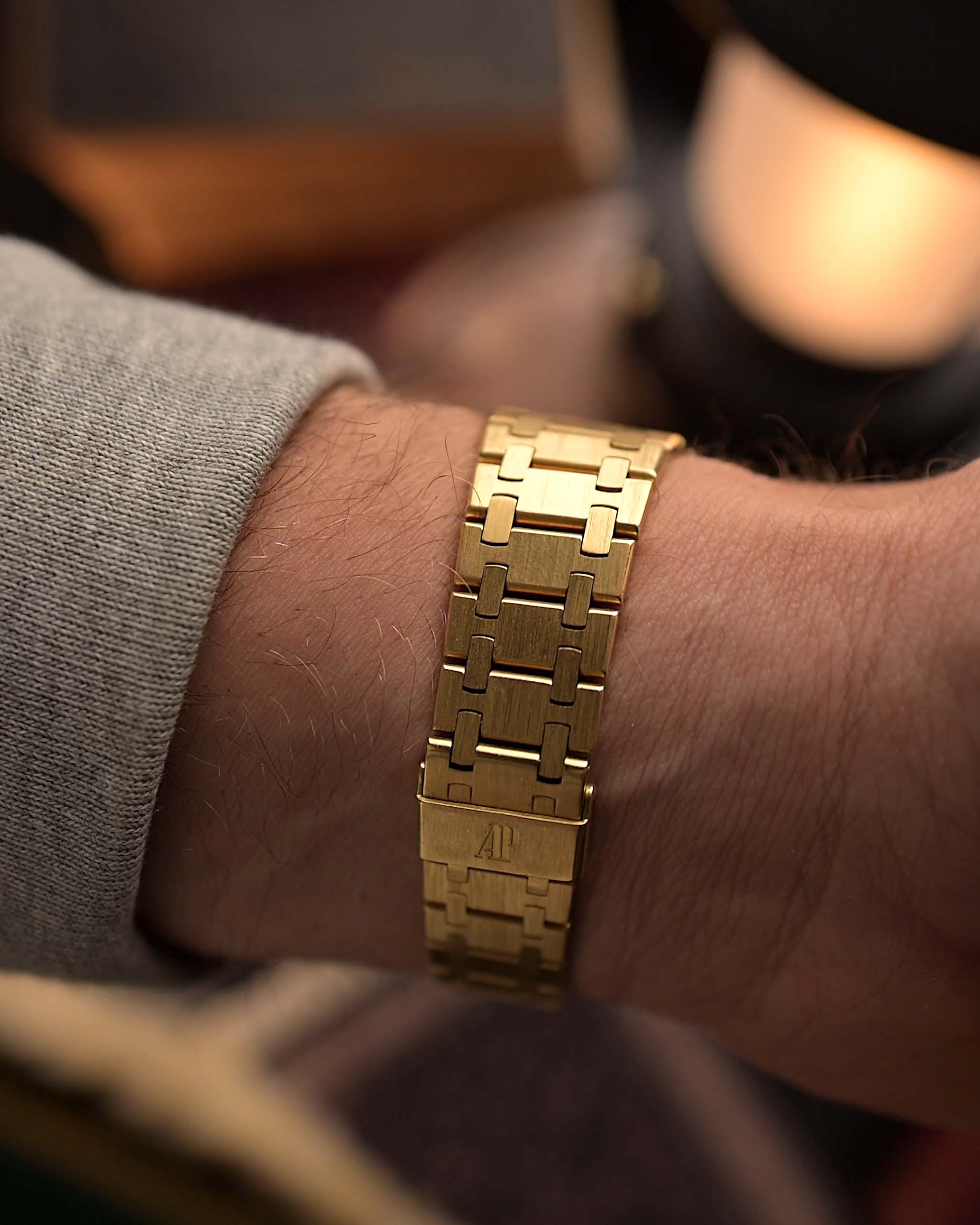 Audemars Piguet 6005BA Diamond de los años 80. 32 mm en oro amarillo de 18 quilates con movimiento de cuarzo, esfera Hobnail, 11 índices de diamantes y brazalete de oro.