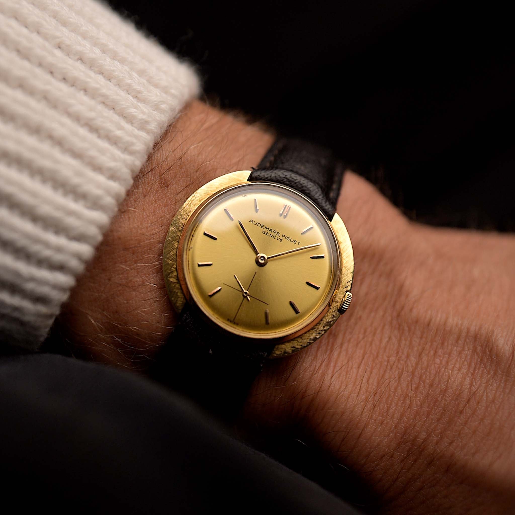 Reloj vintage Audemars Piguet Disco Volante de oro de 18 quilates de los años 60 en muñeca. 32 mm de ancho, caja de oro amarillo de 18 quilates, calibre K2001 de cuerda manual, esfera dorada Sunburst y correa de piel negra.