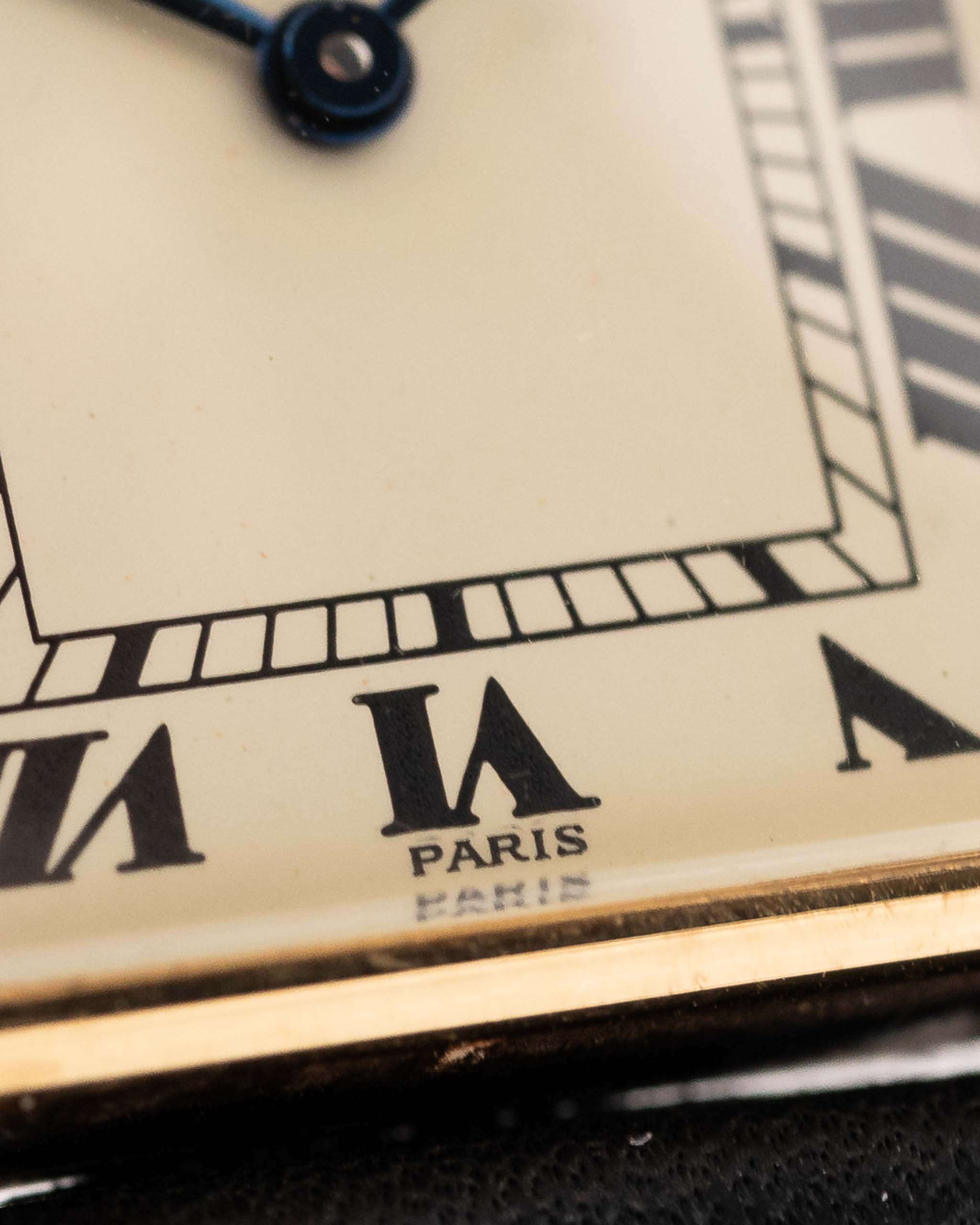 Primer plano de un Cartier Vintage Tank Louis 78086 Paris Dial de los años setenta. 23x30mm con caja de oro amarillo de 18k, movimiento de cuerda manual, esfera de marfil impecable, agujas y correa de piel.