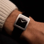 Reloj Piaget Protocole 9154 Onyx vintage de pulsera de los años setenta. Caja de oro blanco de 18 quilates de 25 mm, movimiento de cuerda manual, esfera de ónice y pulsera de piel.