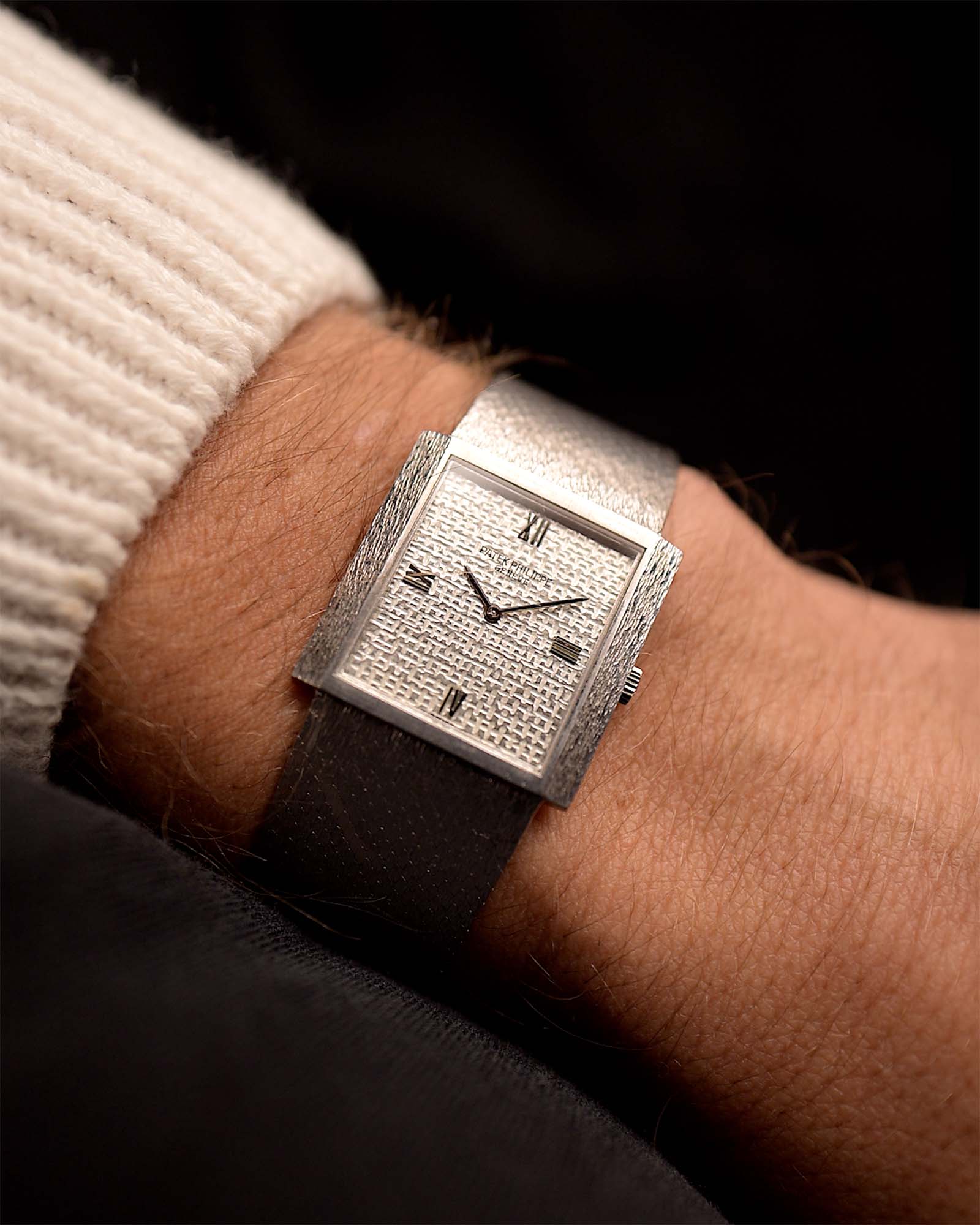 Reloj Vintage Patek Philippe Gondolo 3572 Romano de los años 70 en muñeca. 26 mm en oro blanco de 18 quilates con calibre 175 de cuerda manual, esfera martillada impecable y brazalete de oro blanco.