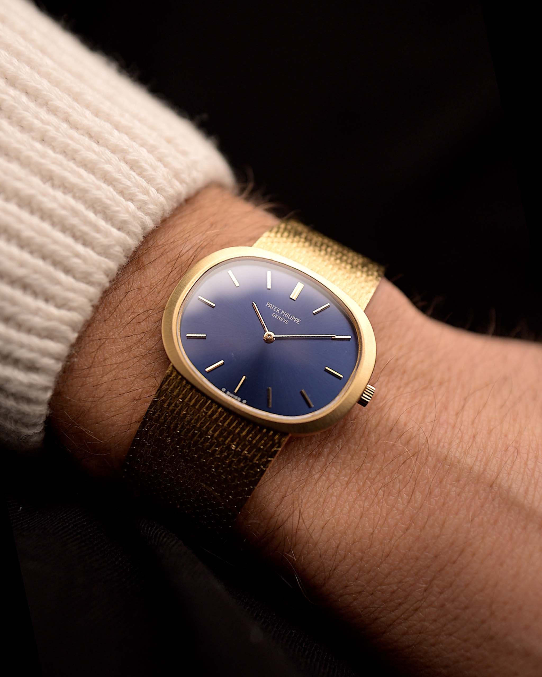 Reloj vintage Patek Philippe 3583 Ellipse d'Or de los años 70, caja de 34 mm de oro amarillo de 18 quilates, Calibre 175 manual, esfera azul con efecto sol, brazalete de oro en la muñeca