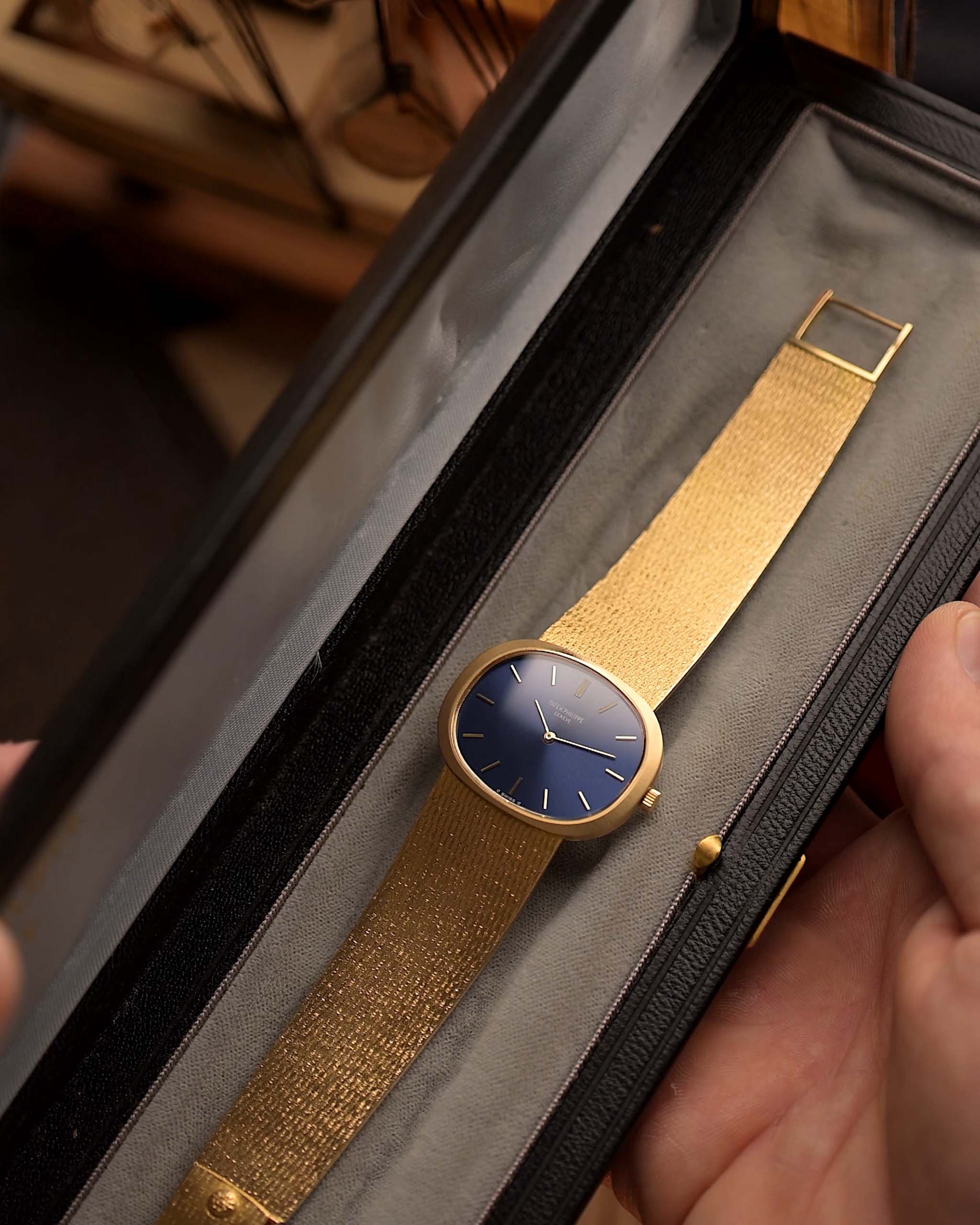 Reloj vintage Patek Philippe 3583 Ellipse d'Or de los años 70, caja de 34 mm de oro amarillo de 18 quilates, Calibre 175 manual, esfera azul con efecto sol, brazalete de oro en caja