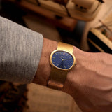 Reloj Patek Philippe vintage 3583 Ellipse d'Or de los años 70, caja de 34 mm de oro amarillo de 18 quilates, Calibre 175 manual, esfera azul con efecto sol, brazalete de oro en la muñeca