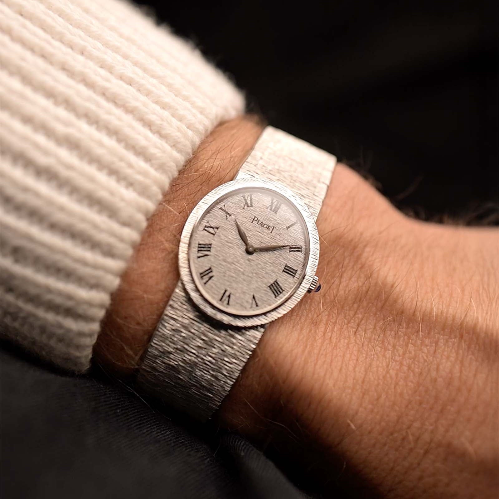 Reloj Piaget Ellipse 9821 Roman 18k vintage de los años 70 de pulsera. 24 mm en oro blanco de 18 quilates con movimiento de cuerda manual, esfera con acabado de corteza y brazalete integrado.