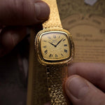 Reloj cuadrado Piaget vintage 75121 Roman Bark de los años setenta. 34 mm en oro amarillo de 18 quilates con movimiento de cuarzo, esfera de oro impecable y brazalete integrado.