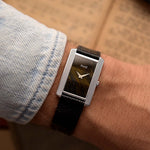 Reloj Piaget vintage 9214 ojo de halcón rectangular 18 quilates de los años setenta en muñeca.