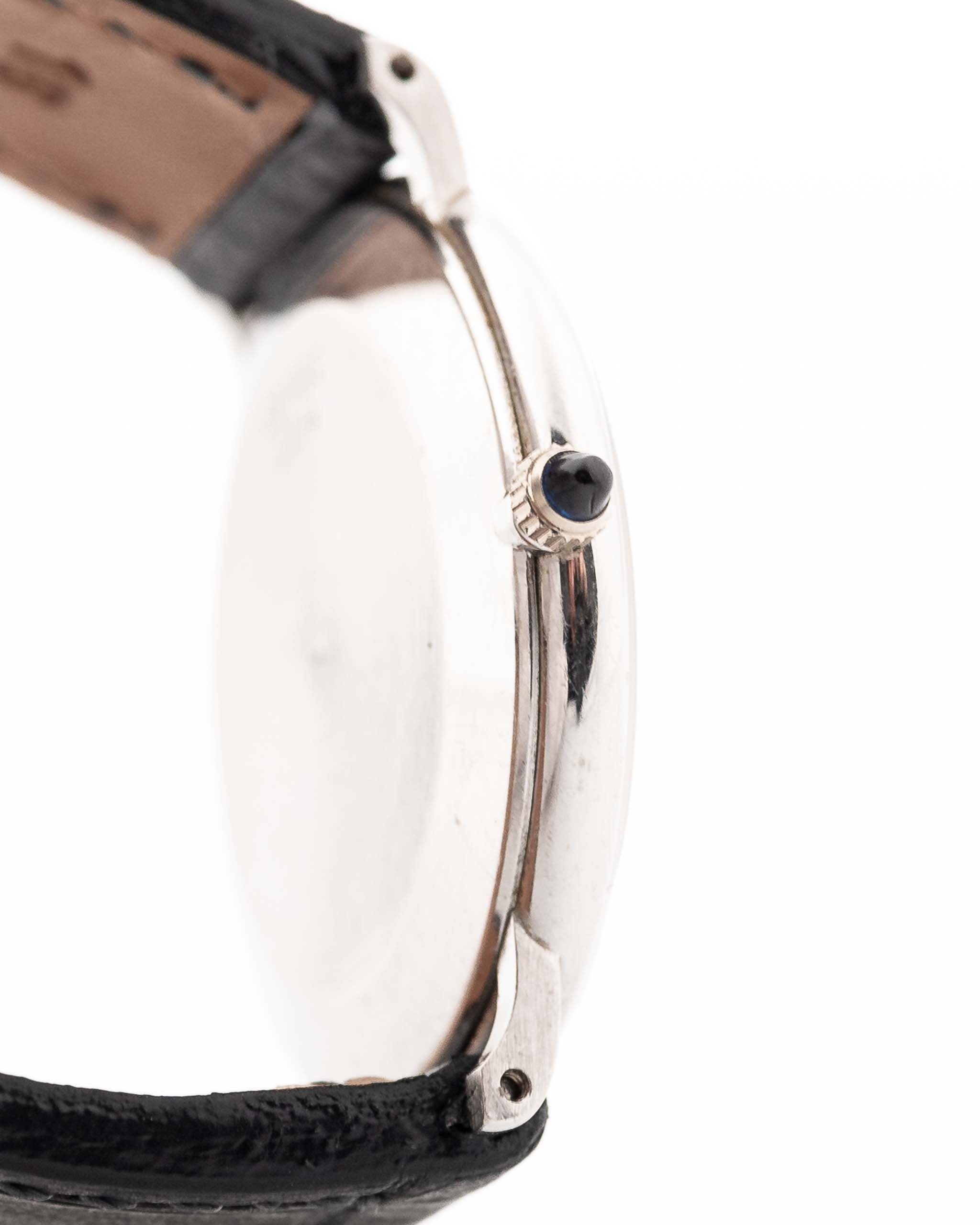 Primer plano de un Piaget Vintage Altiplano 9025 Caja con Diamantes 18k Gris de los años 90. 33 mm en oro blanco de 18 quilates con movimiento de cuerda manual, esfera gris oscuro con efecto sol, índices con diamantes y correa de piel negra.