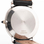 Primer plano de un Piaget Vintage Altiplano 9025 Caja con Diamantes 18k Gris de los años 90. 33 mm en oro blanco de 18 quilates con movimiento de cuerda manual, esfera gris oscuro con efecto sol, índices con diamantes y correa de piel negra.