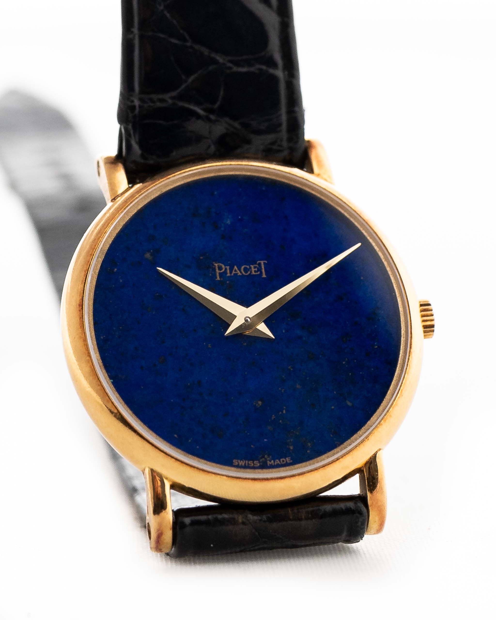 Foto de cerca de un Piaget 9005 Lapislazuli Vintage de los años 70 en muñeca. En oro amarillo de 18 quilates, 25 mm, movimiento de cuerda manual, esfera de lapislázuli original y correa de piel original.