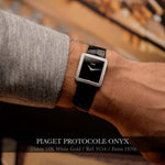 Reloj Piaget Protocole 9154 Onyx en una muñeca con fondo difuminado