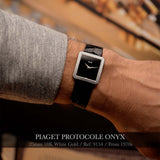 Reloj Piaget Protocole 9154 Onyx en una muñeca con fondo difuminado