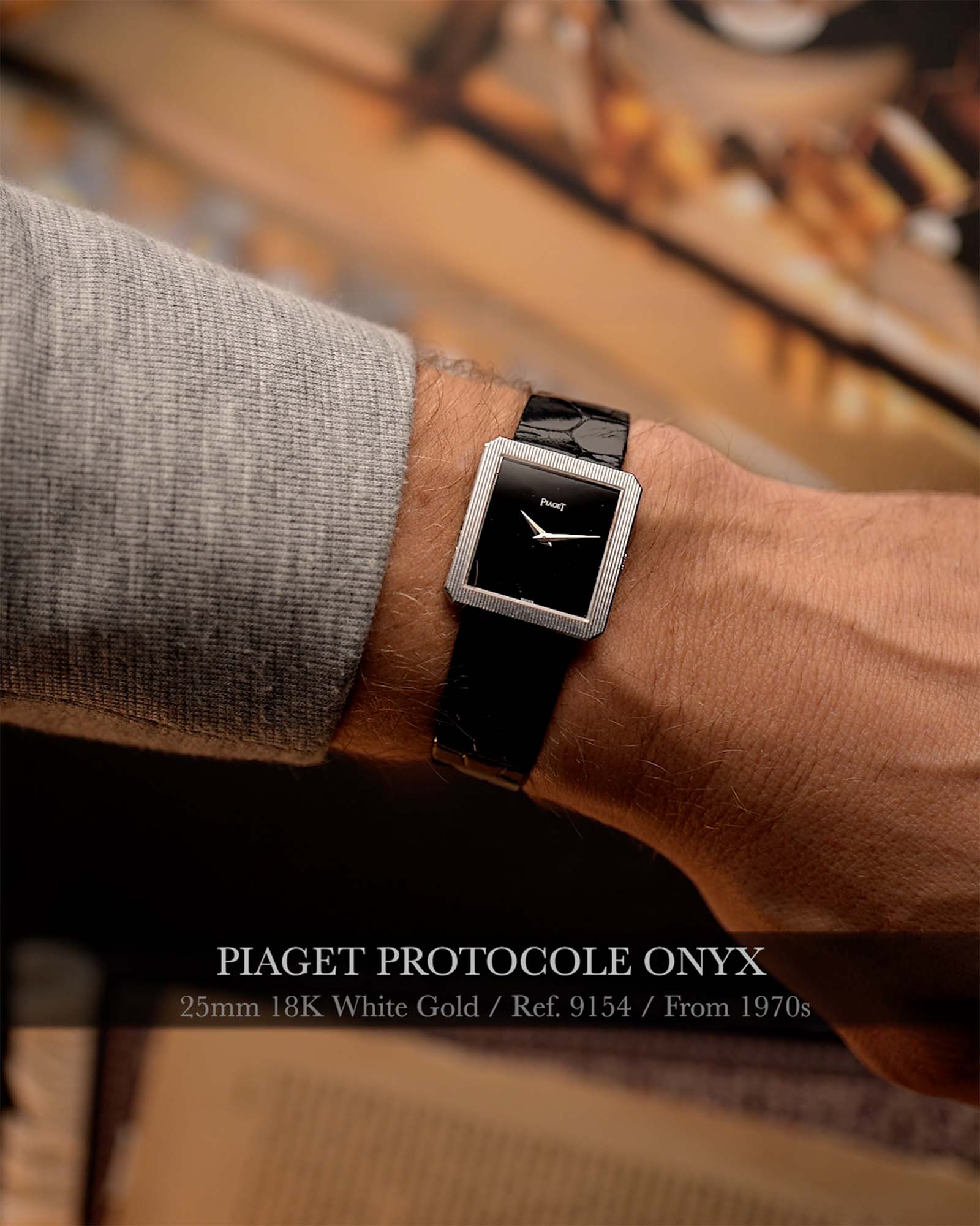 Reloj Piaget Protocole 9154 Onyx en una muñeca con fondo difuminado