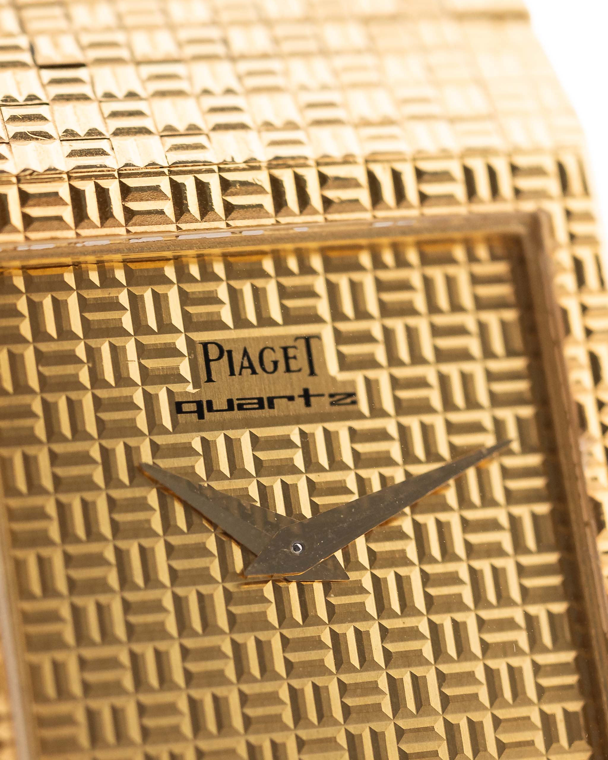 Primer plano de la esfera Vintage Piaget Polo 7131 C5. 23mm en oro amarillo de 18 quilates con esfera guilloché, pulsera de oro de 18 quilates integrada y movimiento de cuarzo.