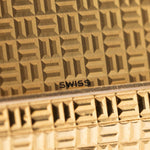 Primer plano de la esfera Vintage Piaget Polo 7131 C5. 23mm en oro amarillo de 18 quilates con esfera guilloché, pulsera de oro de 18 quilates integrada y movimiento de cuarzo.