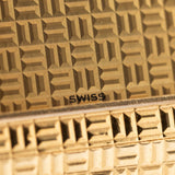 Primer plano de la esfera Vintage Piaget Polo 7131 C5. 23mm en oro amarillo de 18 quilates con esfera guilloché, pulsera de oro de 18 quilates integrada y movimiento de cuarzo.