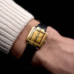 Foto de un Piaget Polo 8193 Rectangular vintage de los años 80 en muñeca. En oro amarillo de 18 quilates, 20 mm con movimiento de cuarzo, esfera dorada original, correa de piel original y cierre de oro de 18 quilates.