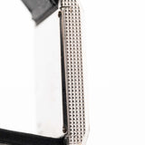 Foto de cerca de un Piaget Protocole 9151 Lapizlazuli 18k Hobnail de los años 1970. Caja de 23 mm de oro blanco de 18 quilates con movimiento de cuerda manual y esfera original de lapislázuli con correa de piel.