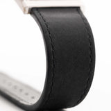 Foto de cerca de un Piaget Protocole 9151 Lapizlazuli 18k Hobnail de los años 1970. Caja de 23 mm de oro blanco de 18 quilates con movimiento de cuerda manual y esfera original de lapislázuli con correa de piel.