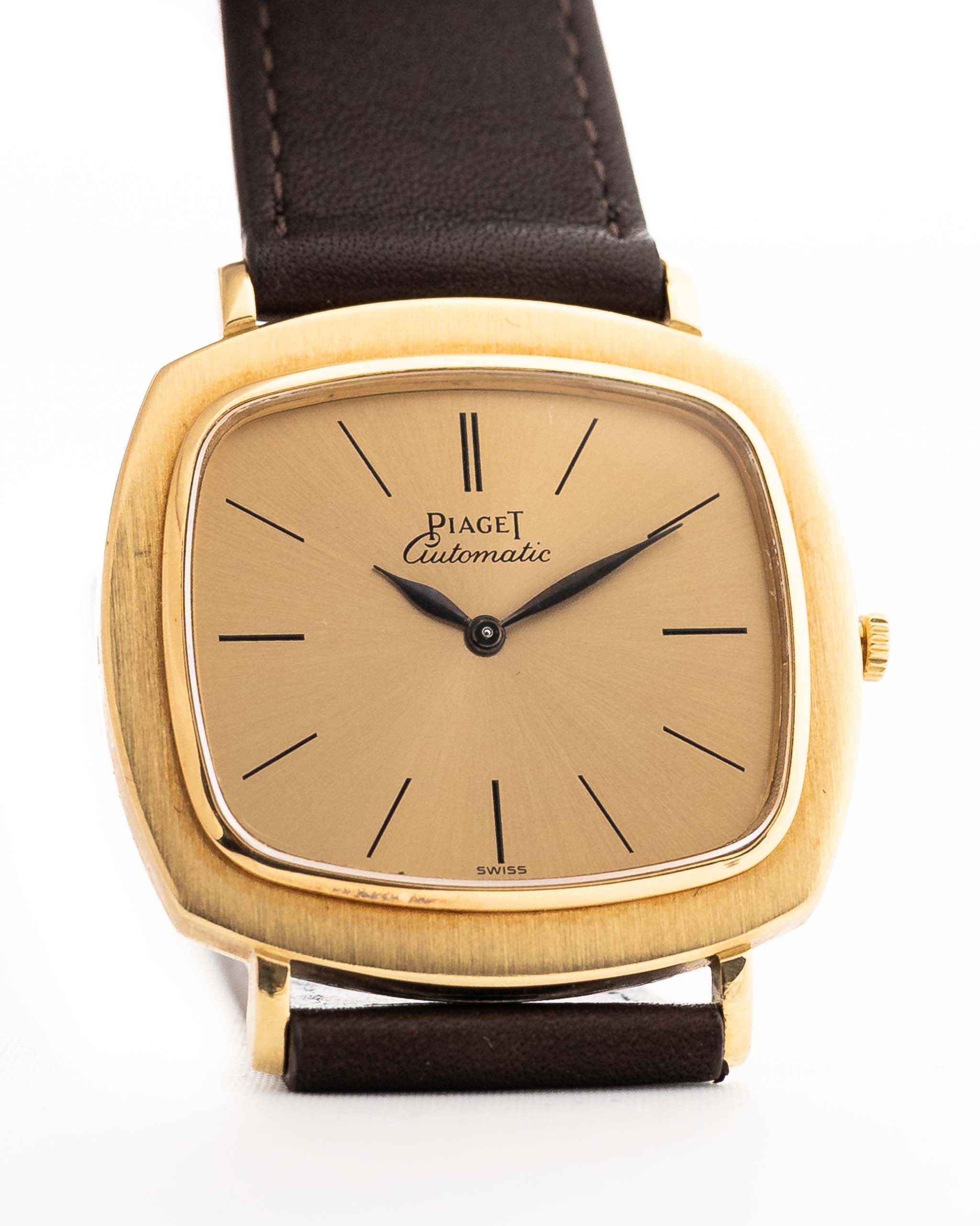 Reloj automático Piaget TV 12432 Vintage 18k de los años 1970. 32,5 mm con caja de oro amarillo de 18 quilates, calibre automático 12P1, esfera dorada, agujas de hoja y correa de piel.
