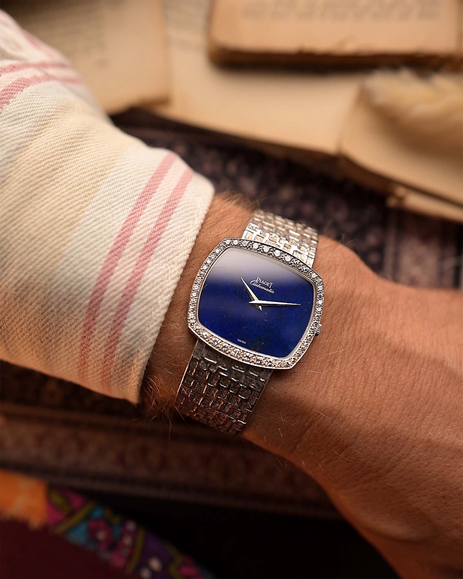 Reloj Piaget Vintage TV 12735 Lapislázuli Diamante de los años 1970. 32 mm en oro blanco de 18 quilates con calibre automático Cal. 12P1, esfera Lapislázuli, bisel Diamante y brazalete integrado de oro blanco de 18 quilates.