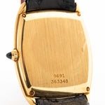 Foto de cerca de un Piaget Tonneau 9691 Onyx 18k de los años setenta. 24 mm con caja de oro amarillo de 18 quilates, movimiento de cuerda manual, esfera de ónice negro y correa original de piel negra.