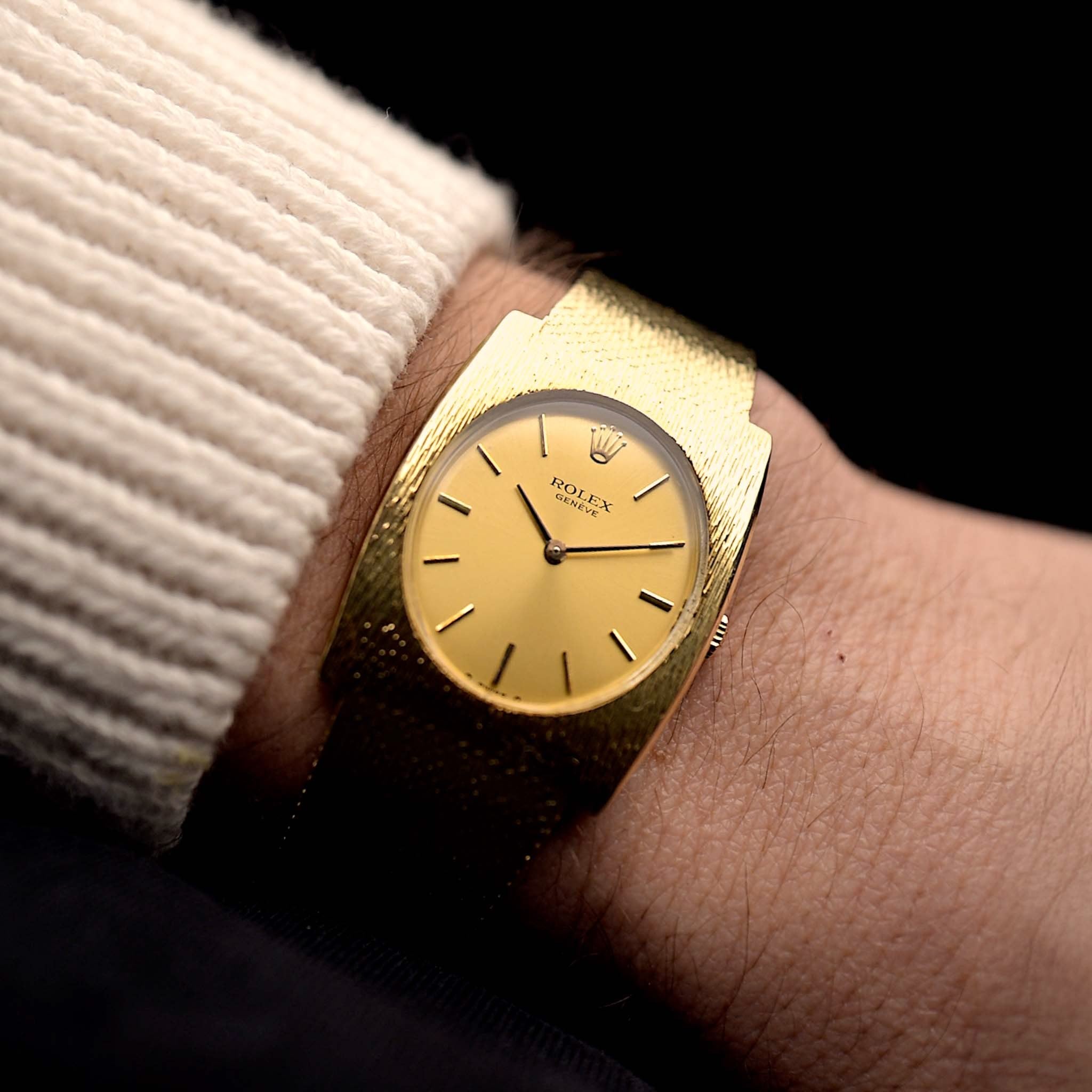 Reloj Vintage Rolex Geneve 14k Rectangular de los años 60 en muñeca. Oro amarillo de 14 quilates, 28 mm de ancho con movimiento Calibre 1600 de cuerda manual, esfera sigma dorada impecable y brazalete de oro.